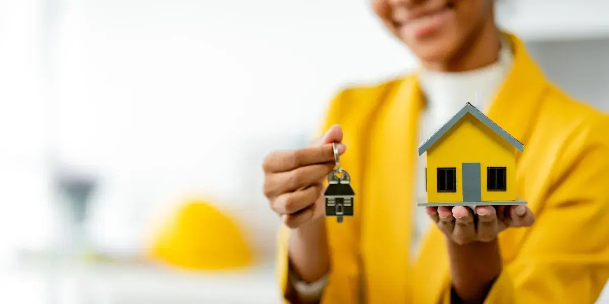 30 Of The Best Headshot Examples for Female Real Estate Agents